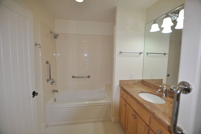 Building Photo - Luxury Craftsman Style Home in quiet San M...