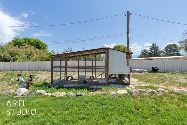 Building Photo - **Stunning 4-Bedroom Home with Modern Amen...
