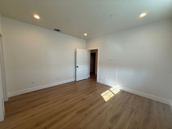 Building Photo - 8461001/85