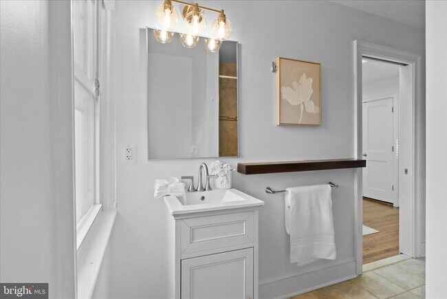 Building Photo - 521 Quintana Pl NW