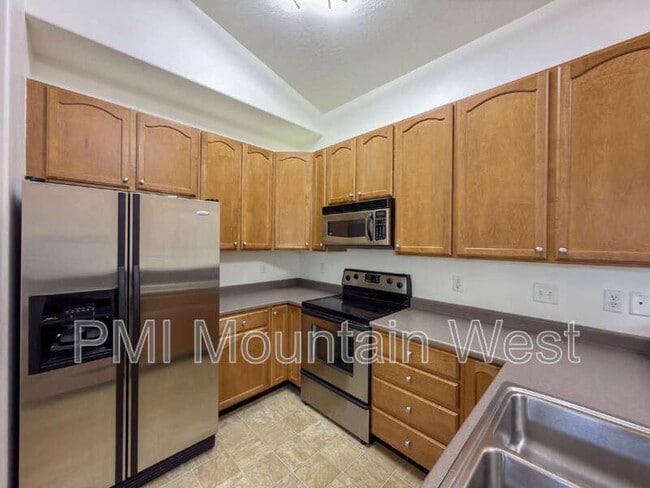 Building Photo - 443 Kent Dr