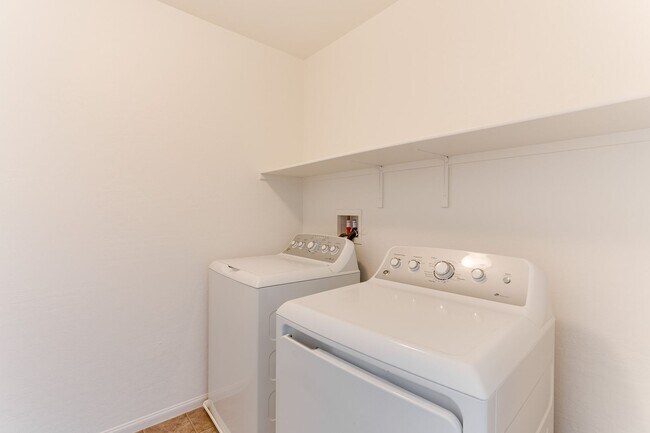 Building Photo - SINGLE HOME 3 BEDROOM 2 BATH