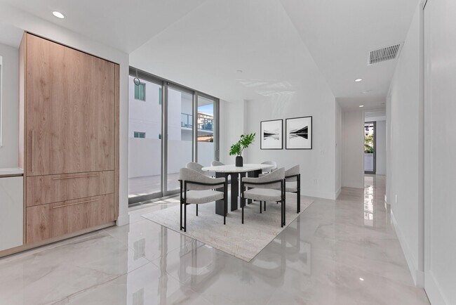 Building Photo - 485 E Royal Palm Rd