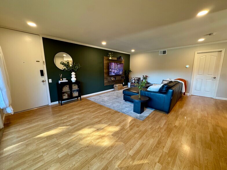 Building Photo - 31555 Lindero Canyon Rd