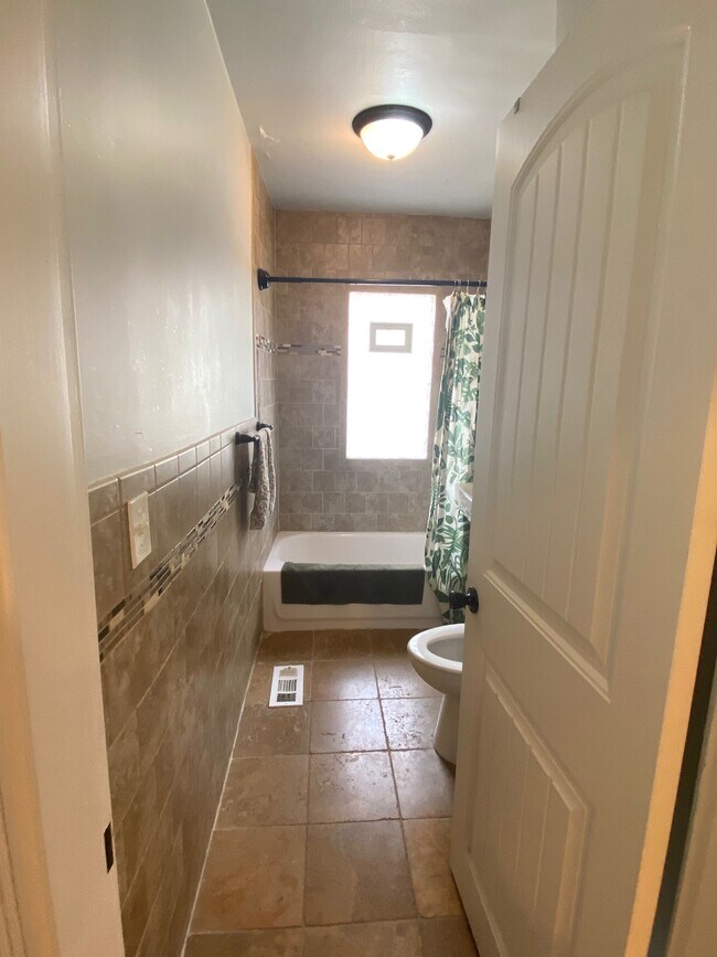 Building Photo - 481 Warwick St