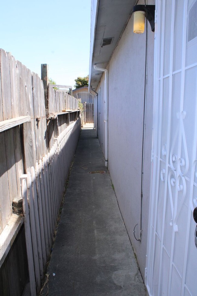 Building Photo - Three Bedroom, One Bathroom House in San Pablo with Laundry Room