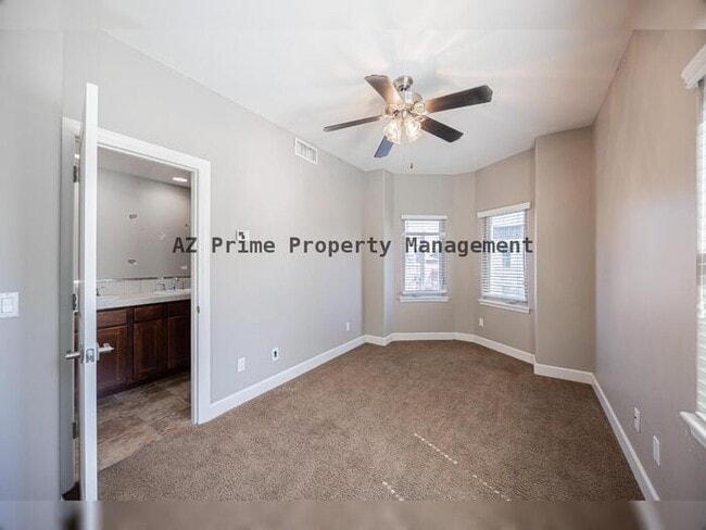 Building Photo - 563 W 6th St