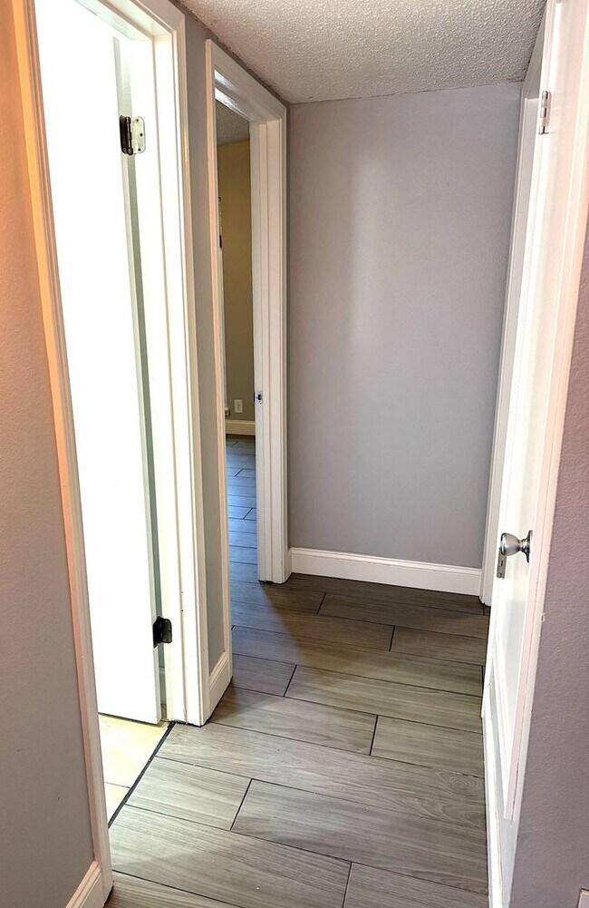 Building Photo - Charming 3 bedroom in NE Albuquerque. Osuna/San Pedro area near San Mateo. Refrigerated Air! 2 Ca...