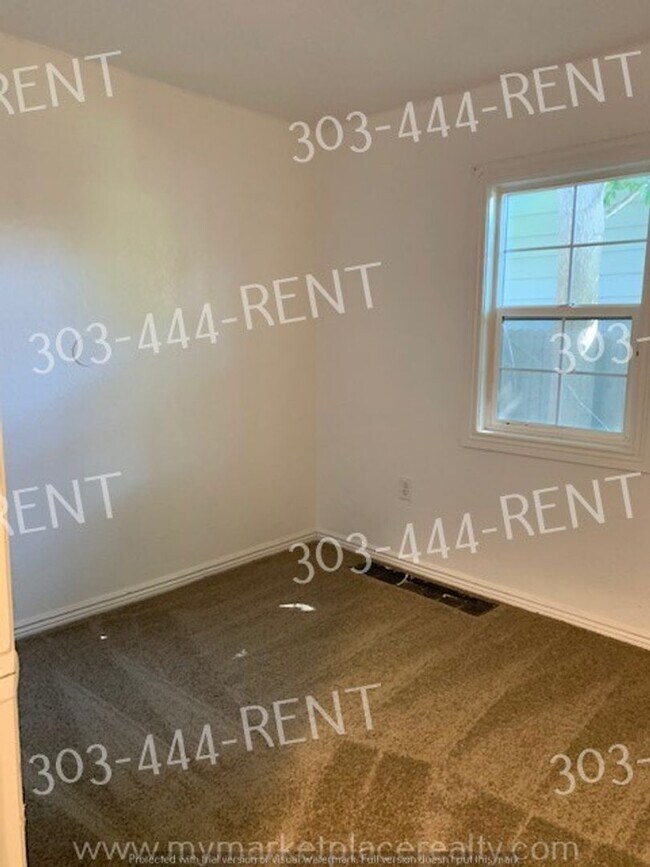 Building Photo - 3 bedroom & 1 bathroom beautiful home! Rea...