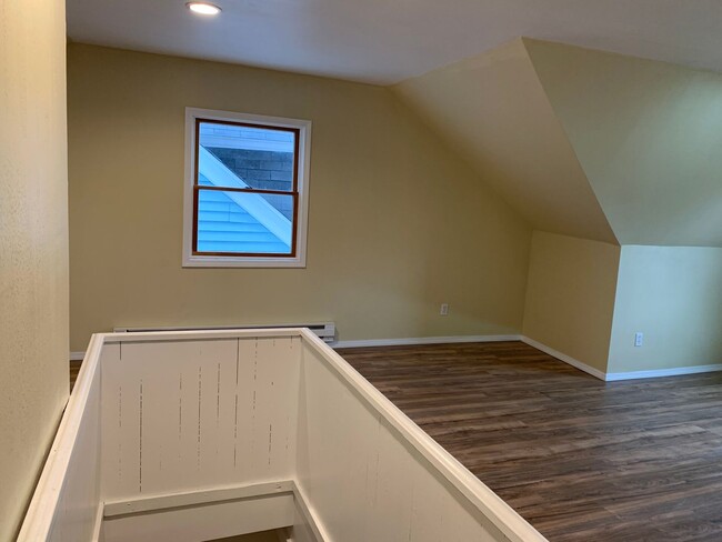 Building Photo - Renovated 4 bedroom -2bathroom house avail...