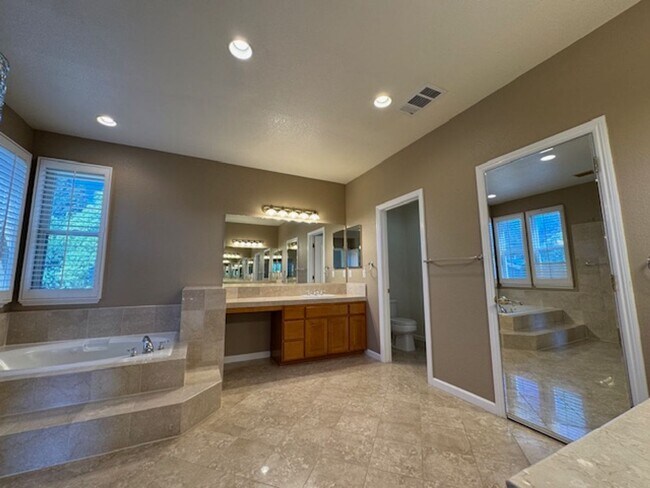Building Photo - Gorgeous 5 bedroom + office, 4.5 bath Alam...