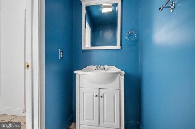 Building Photo - 447 Dupont St