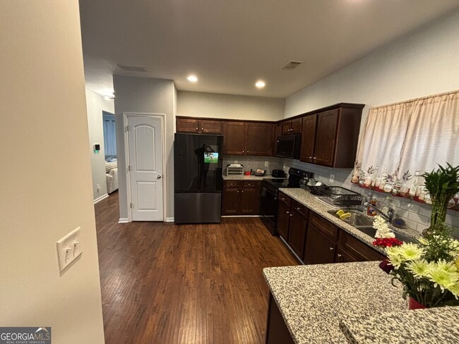 Building Photo - 518 Tulip Ln