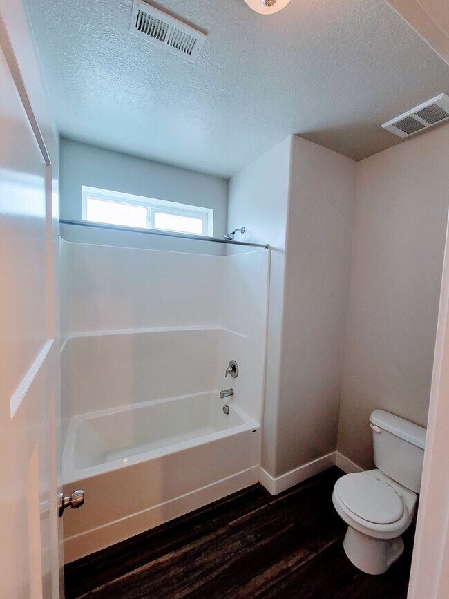 Building Photo - Gorgeous Modern Home!