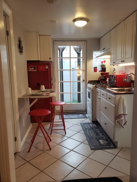 Building Photo - 735 W 19th St