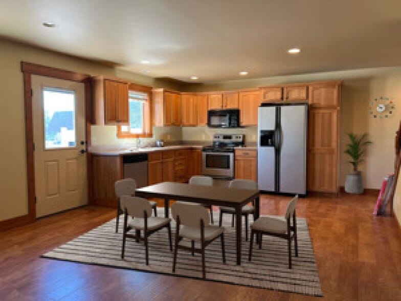 Building Photo - 2027 Lakehills Dr