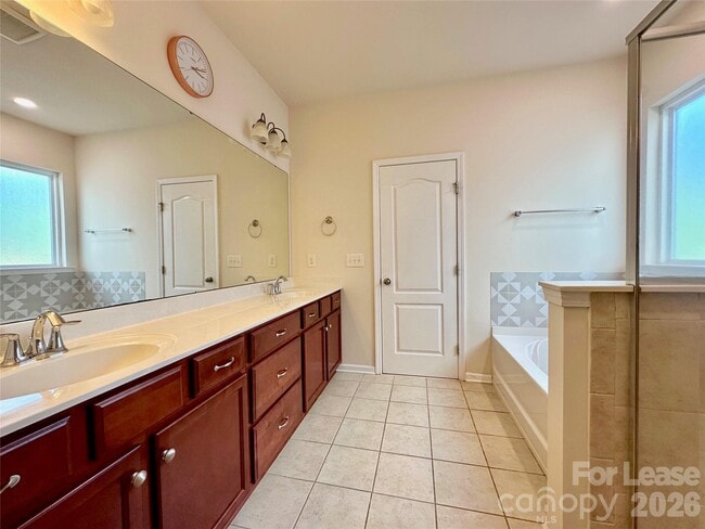 Building Photo - 1218 Clingman Dr