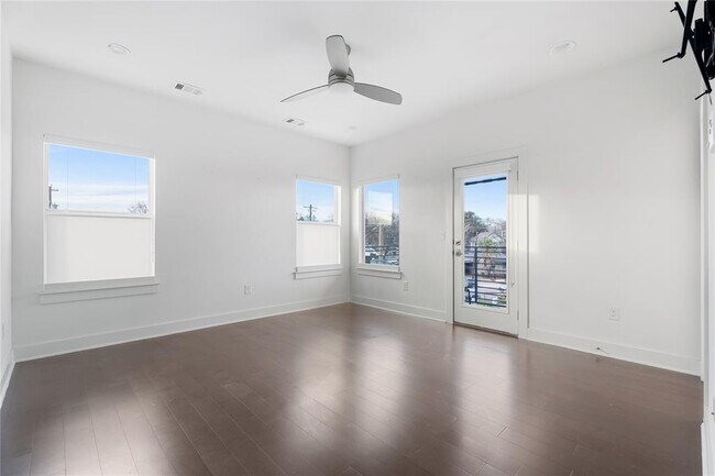 Building Photo - 2305 Coronado St