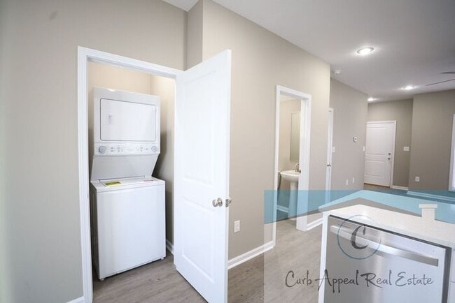 Building Photo - First month move in special $900!! Luxury 2 bed 2 bath apartment - brand new construction!! Washe...