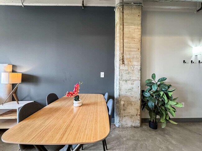 Building Photo - 555 Evergreen St