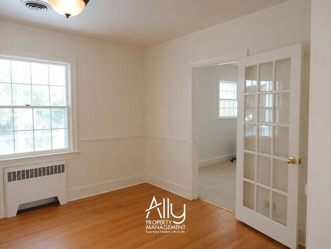 Building Photo - 1605 Cambridge Cir