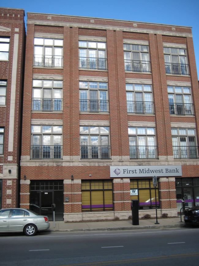 Primary Photo - 3747 N Clark St