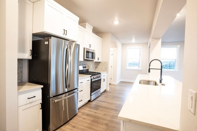 Building Photo - Stunning new construction!