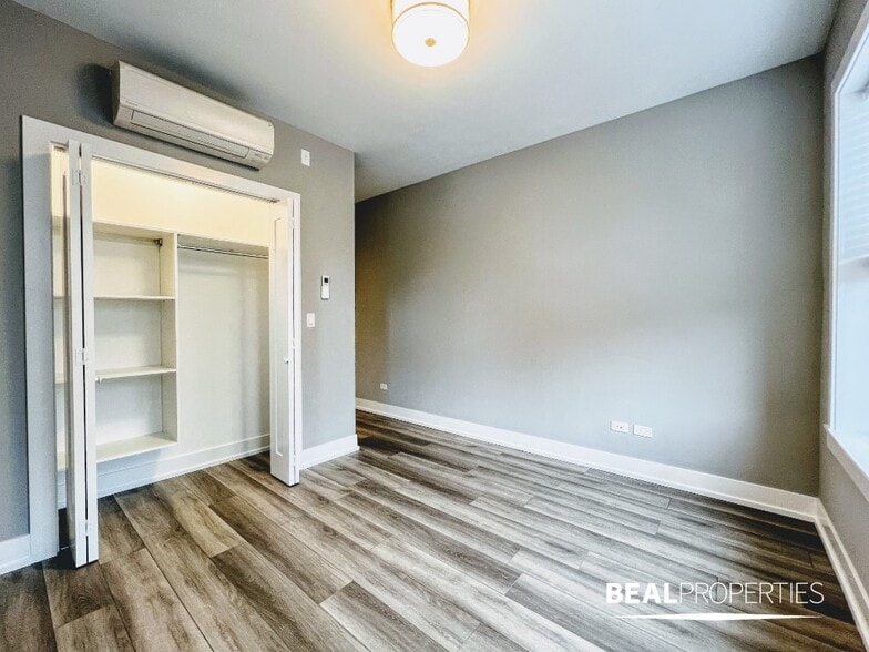 Building Photo - 3935 N Janssen Ave