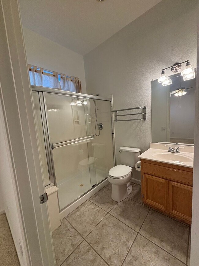 Building Photo - Beautiful 3 Bedroom 3 Bath Home