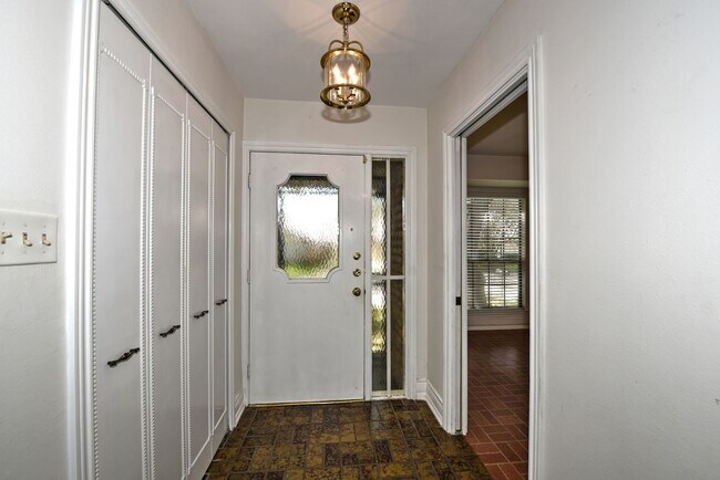 Building Photo - Lovely garden home in great location