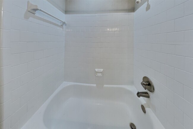 Building Photo - 2515 Chestnut Cir