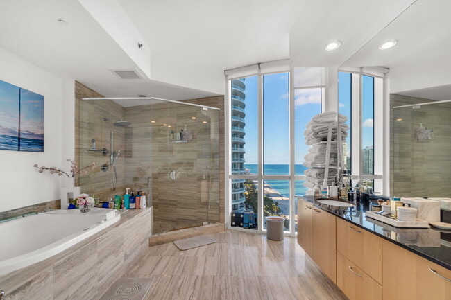 Building Photo - 16001 Collins Ave