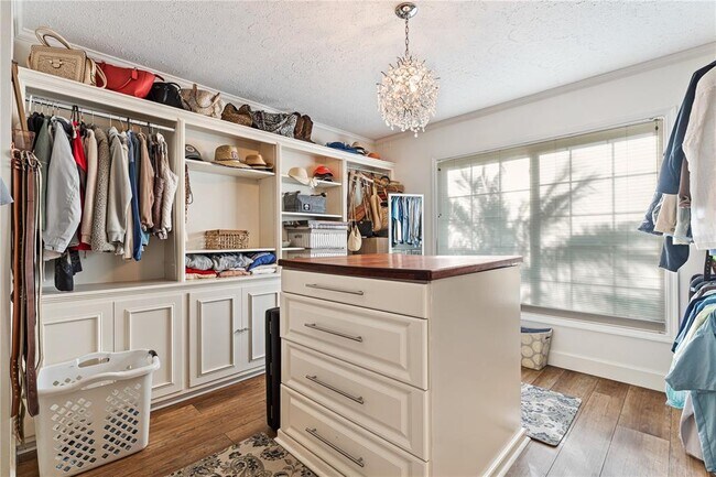 Building Photo - 6611 Surfside Blvd