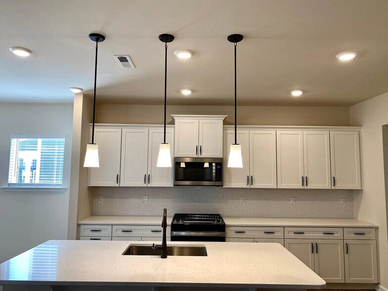 Building Photo - Room in House on Hedge Maple Dr