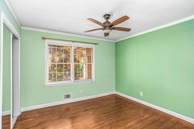 Building Photo - 3911 Ivy Rd NE