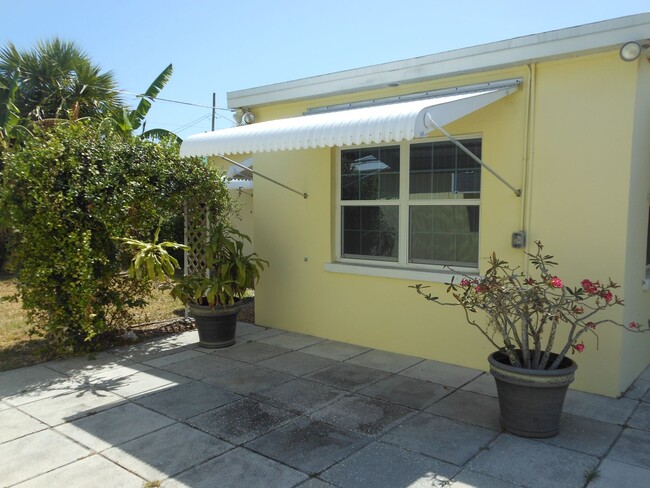 Building Photo - CHARMING 2 BEDROOM, 1 BATH HOME 3 BLOCKS F...