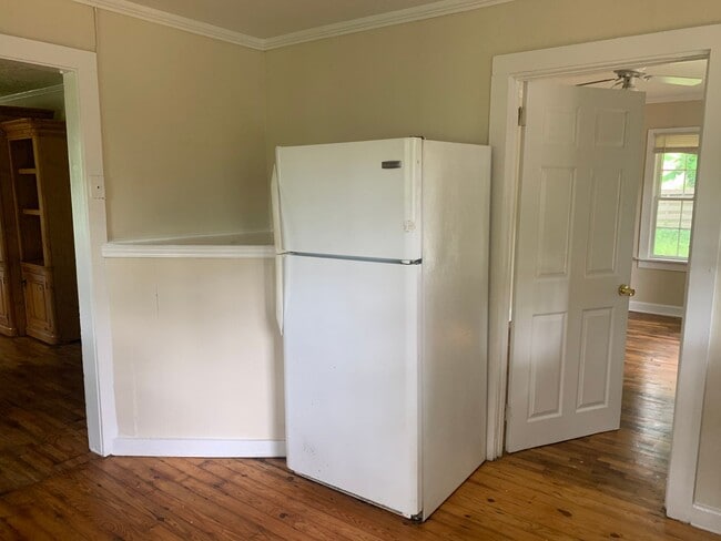 Building Photo - 3 Bedrooms, 1 Bathroom - Home in East Rome!