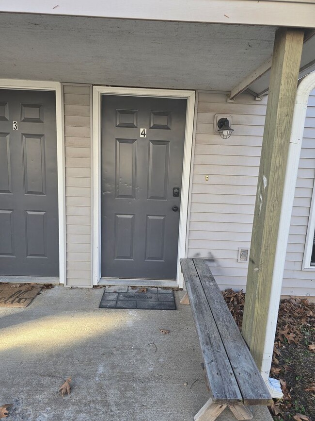 Building Photo - Newly Renovated 2 Bedroom 1.5 Bathroom Townhouse in Osage Beach!