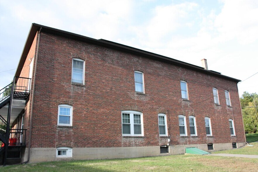 Side Yard - 1006 Center St