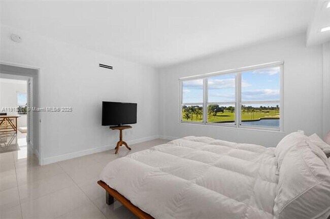 Building Photo - 9102 W Bay Harbor Dr