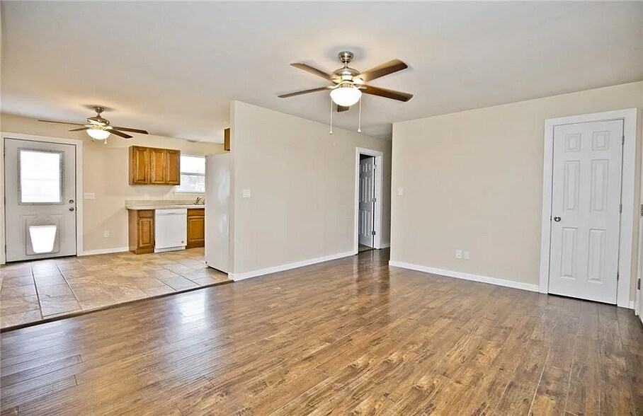 Building Photo - 2106 Dogwood Pl