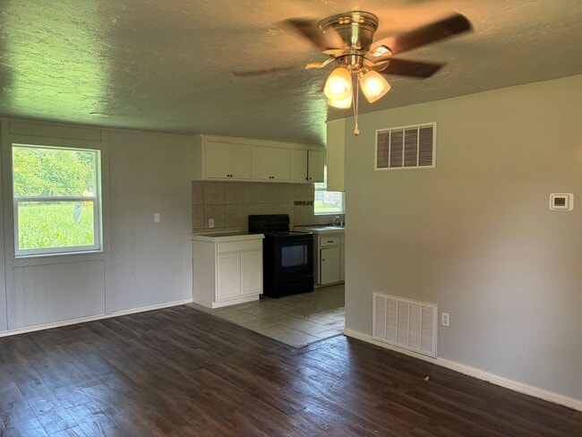 Building Photo - Nice size 2 bedroom for rent