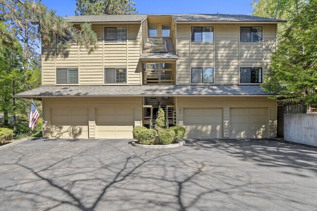 Primary Photo - The epitome of carefree condo life is righ...