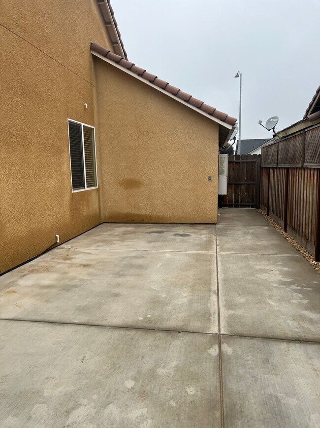 Building Photo - Beautiful Family Home