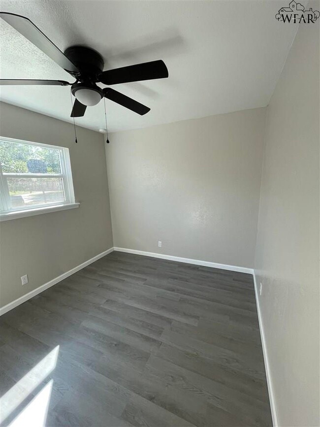 Building Photo - 5001 Lakefront Dr