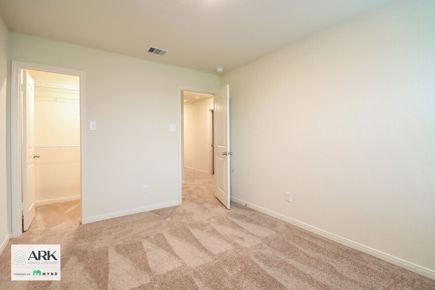 Building Photo - 570 Solomon Ln