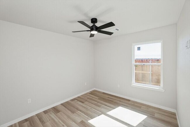 Building Photo - 9004 Oakleaf Ct