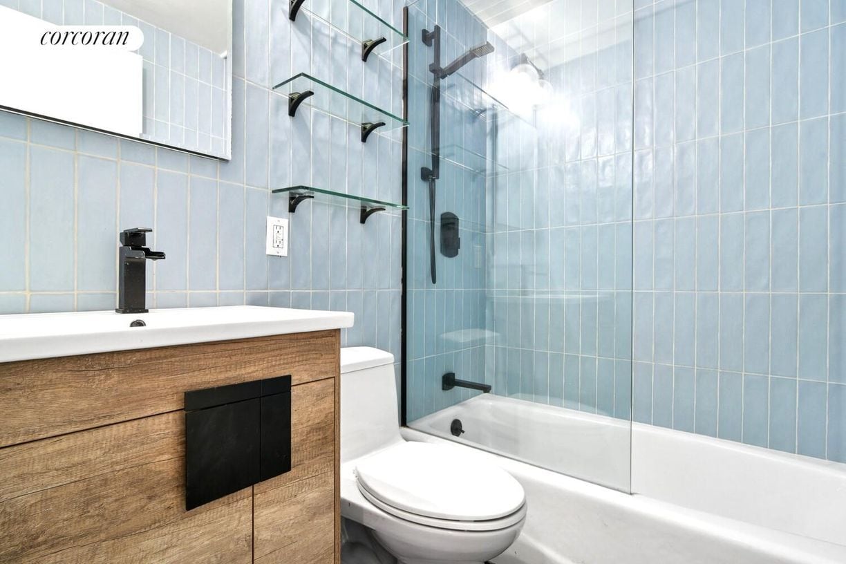 Building Photo - 215 E 24th St