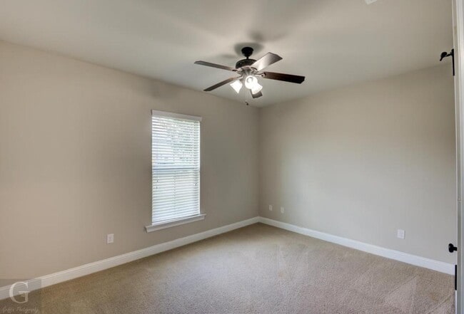 Building Photo - 650 Alder Ln