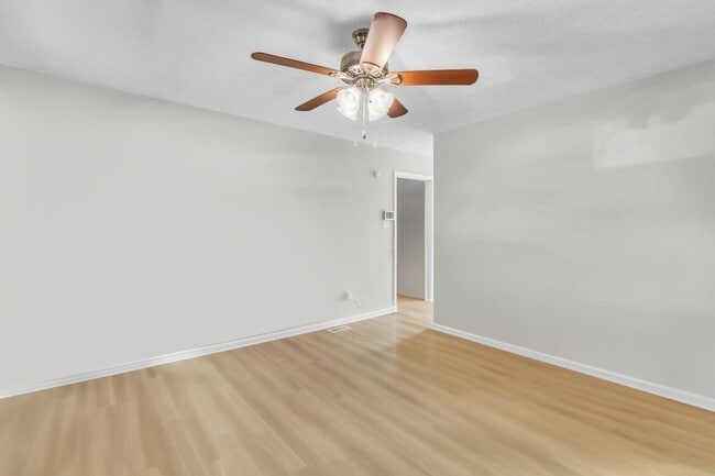 Building Photo - NEW LISTING!!!!!